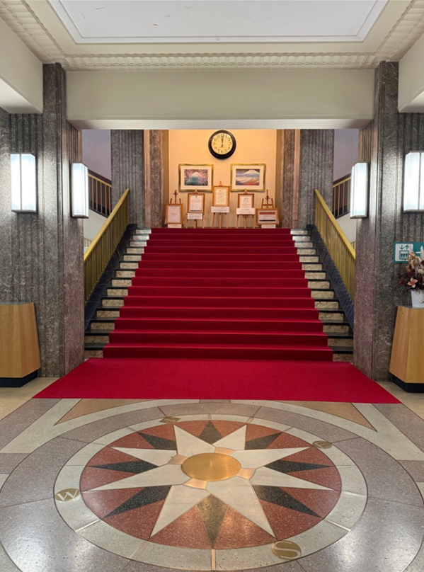 静岡県庁内部の赤い階段